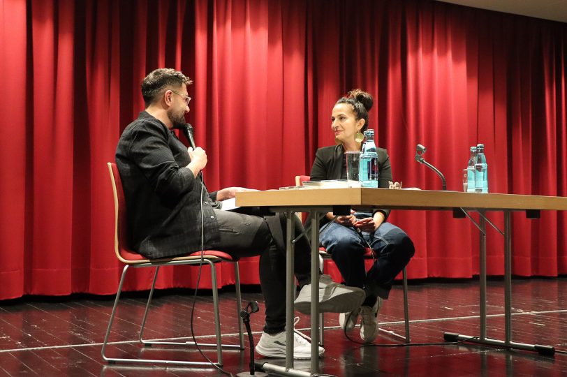 Moderator Ahmad Omeirate, Fachbereichsleiter beim Caritasverband, und Güner Yasemin Balci im Gespräch.