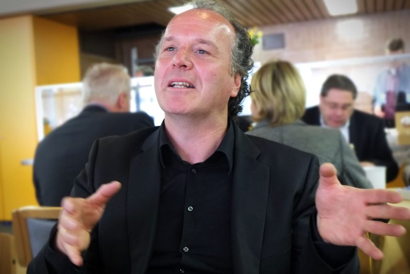 Architekt Georg von Estorff erklärt die Umbauarbeiten.