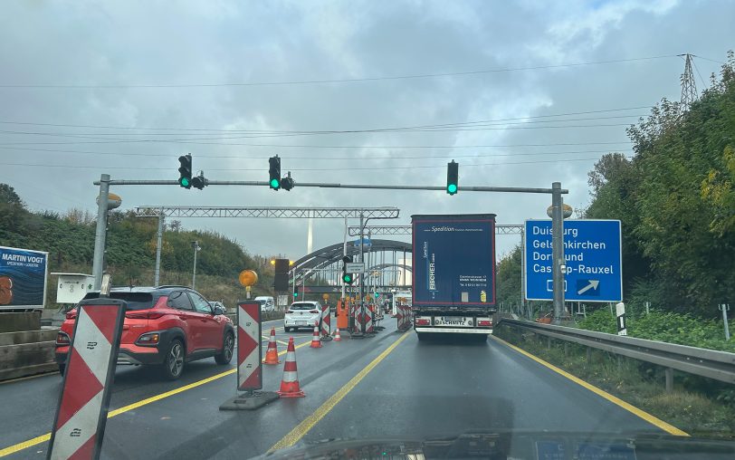 Die Schrankenanlage auf der A43 in Richtung Münster: Wegen der Schäden nach einem Lkw-Unfall muss sie voll gesperrt werden.