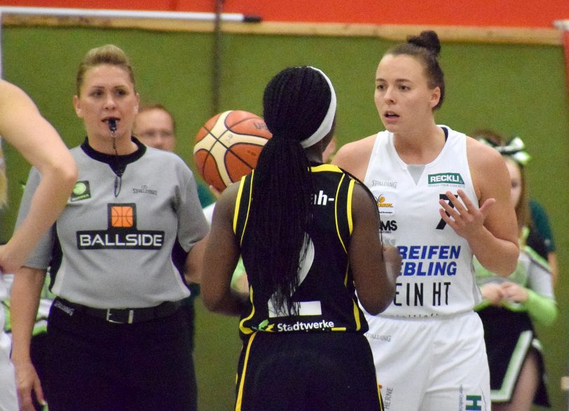 1. Basketball-Bundesliga-Damen: HTC - TV Saarlouis. Gesprächsbedarf: Karin Kuijt (r.) und ihre Gegenspielerin Seraphina Asuamah-Kofoh.