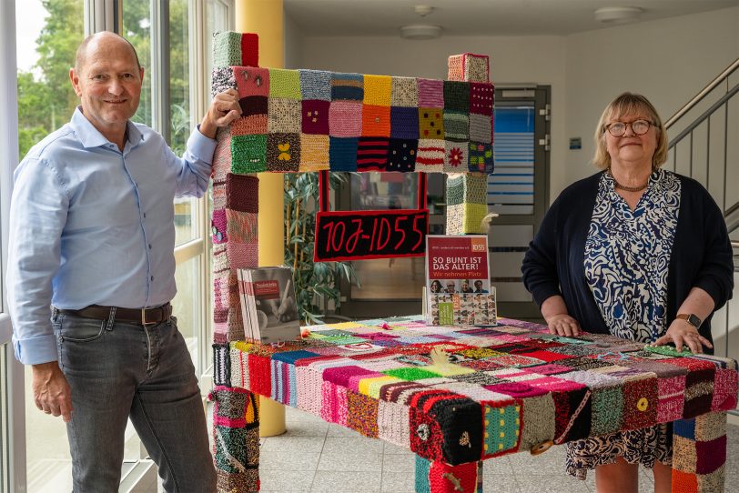 Jörg Kasbrink, Geschäftsführer des Diakonische Werkes Herne, und ID55-Gründerin Susanne Schübel haben den XXL-Stuhl ins richtige Licht gerückt. Der bunte Überzug, zusammengesetzt aus Hunderten von handgehäkelten Quadraten, symbolisiert die Vielfalt und den Spaß des
