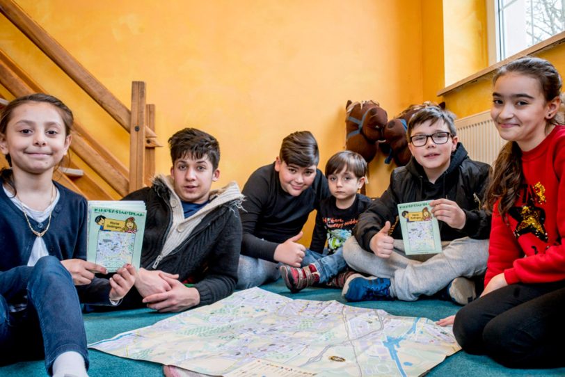 Cheyenne, Mustafa, Omar, Ivan, Joel und Silvana präsentieren den Kinderstadtplan.