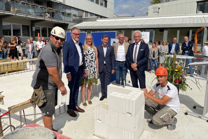 Bei der Grundsteinlegung: (v.li.) Hazir Mula (Struck Bau), Rainer Kemper (Kemper Architekten), Barbara Lubenow (ärztliche Leiterin Palliativstation), OB Dr. Frank Dudda, Pfarrer Frank Obenlüneschloß (Vorsitzender Förderverein) und Heinz-Werner Bitter (GF Ev. Krankenhausgemeinschaft Herne Castrop-Rauxel) und Erjon Krasniqi (Struck Bau).