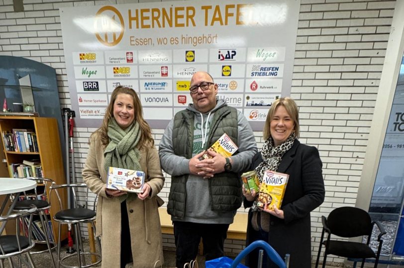 Vanessa Fritsche und Judith Bull vom Elternbeirat der Kita „Arche Noah“ überbrachten dem Organisationsleiter der Herner Tafel Andreas Blisse Spenden.