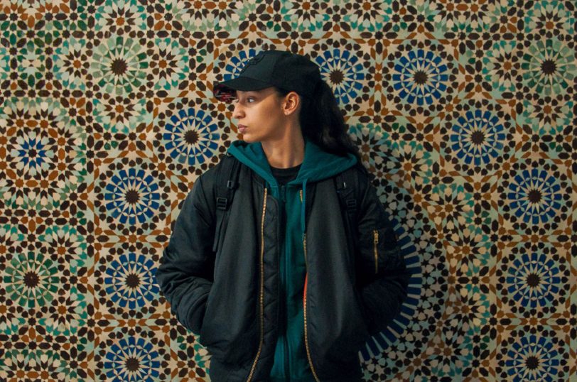 Auf den Straßen von Paris entdeckt: Die Sportwissenschaftlerin und Profifußballerin Nadia Melliti, hier als gläubige Muslima Fatima vor der Moschee ihres Wohnbezirks, wurde in Cannes mit der Palme als „Beste Darstellerin“ für „Die jüngste Tochter“ ausgezeichnet.