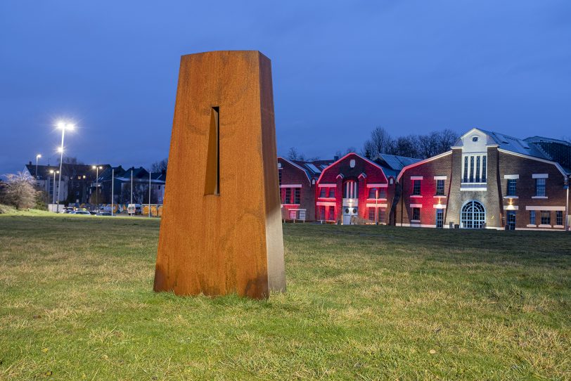 Die neue LED-Beleuchtung im Skulpturenpark, im Hintergrund die Flottmann-Hallen.