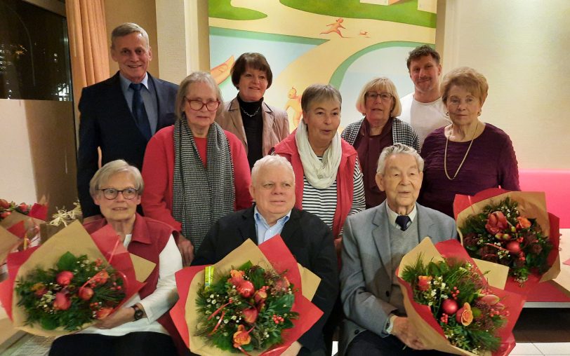 Die Jubilarehrung beim HTC: (sitzend, v.li.) Heide Bongers (60 Jahre Mitgliedschaft), Dr. Klaus Bäcker (75) und Werner Wedekind (60), (stehend, v.li.) Wolfgang Siebert (70), Inge Wohlfarth (50), Mechthild Mois (40), Ulrike Behrendt (50), Brigitte Dahmenm (55), Volker Dietz (50) und Gudrun Laarmann (55).