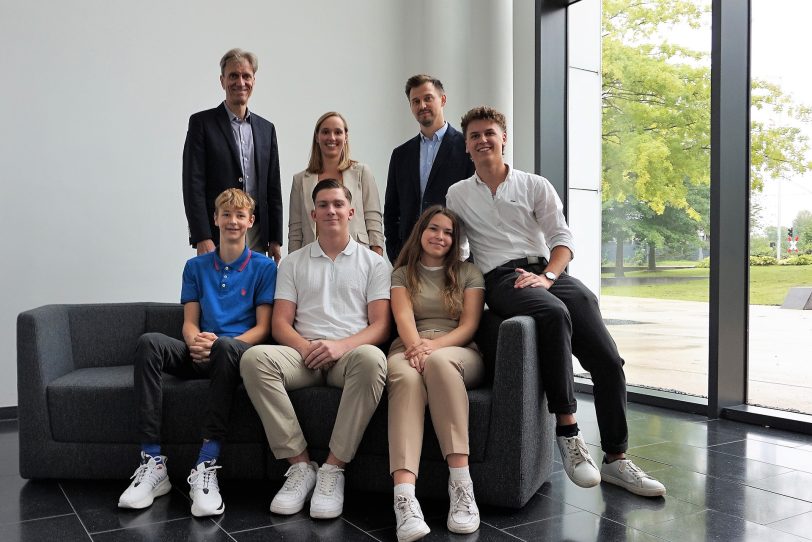 Stadtwerke-Vorstand Ulrich Koch, Carina Heckmann (Personalabteilung) und Ausbildungsleiter Georg Bohmke (hintere Reihe v.l.n.r.) heißen die neuen Azubis willkommen (vorn v.l.n.r.): Lionel Skrodzki (Elektroniker), Ilhan Hadrovic (Elektroniker), Lea Stefaniak (Industriekauffrau) und Finn Scheffler (Duales Studium Wirtschaft).