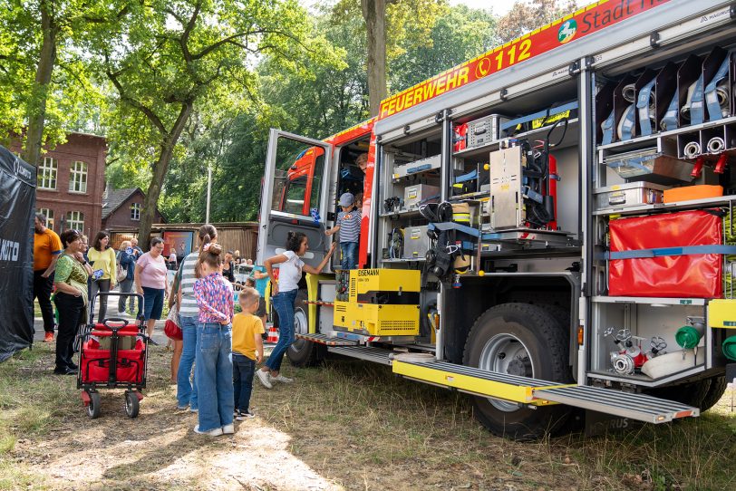 Sooo viel Technik und Zubehör ist in einem Feuerwehrwagen: Das Kinderfest am Heimatmuseum Unser Fritz am Sonntag (2.7.2023) stand unter dem Motto 