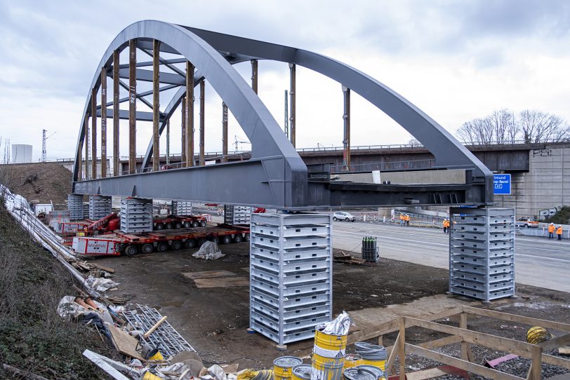 Einheben des ersten Teilstücks für die neue Eisenbahnbrücke über die A43 in Herne (NW), am Sonntag (28.0.2021).