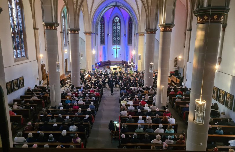 Das NRW-Polizeiorchester lockt 300 Besucher in St. Marien Kirche.