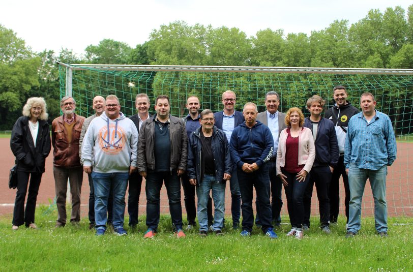 Die SPD-Fraktion auf dem Sportplatz.