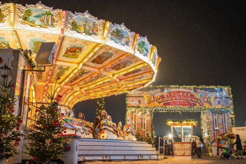 So wie beim Weihnachtszauber 2023 werden abends die Fahrgeschäfte als auch das Eingangstor wieder funkeln (Archivbild).