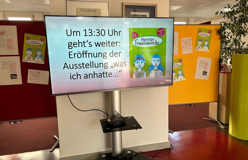 Im Anschluss an die offizielle Eröffnung der Herner Frauenwoche fand die Vernissage der Ausstellung „Was ich anhatte...“ im Büro für Gleichstellung und Vielfalt, Berliner Platz 9, statt.