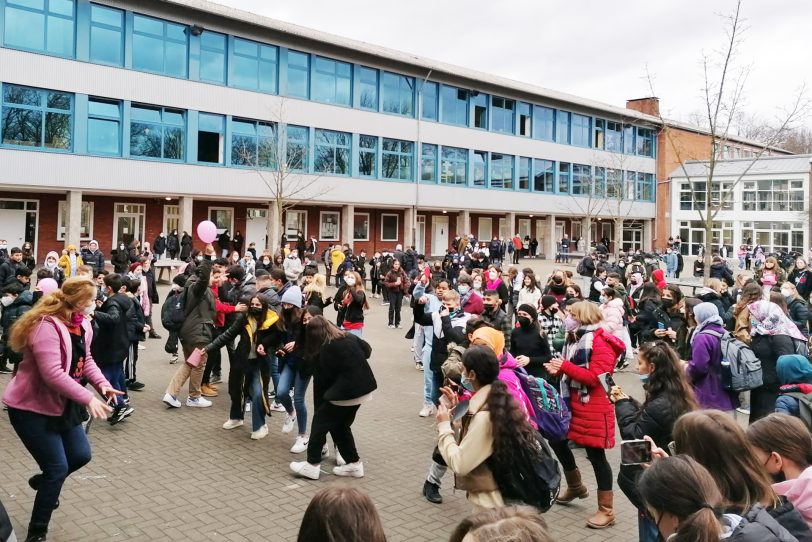 In der großen Pause tanzten Schüler der Realschule Crange für ein Ende der Gewalt gegen Frauen und Mädchen.