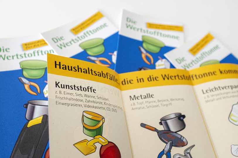 Flyer bieten Hinweise, welche Kunststoffe und Metalle in die neue Wertstofftonne dürfen.