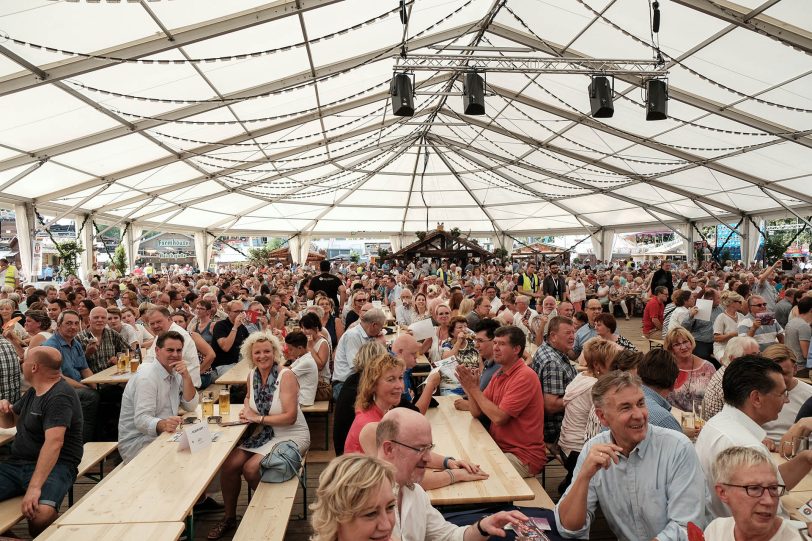 Die Eröffnung der 583.Cranger Kirmes fand bei sengender Hitze im Festzelt - Glück auf Crange - am Freitag (3.8.2018) statt. halloherne-Fotograf Robert Freise hat sich unter den Teilnehmern umgeschaut und diese Fotos mitgebracht.