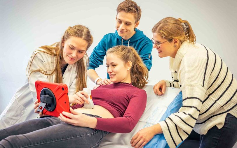 Lernen die Berufe kennen: Beim Ausbildungsforum am St. Elisabeth Campus führt eine Assistenzärztin der Anästhesie einen Ultraschall durch und die Interessierten können über einen Bildschirm direkt mitverfolgen, wo sich zum Beispiel die Blase befindet und ob diese voll ist.