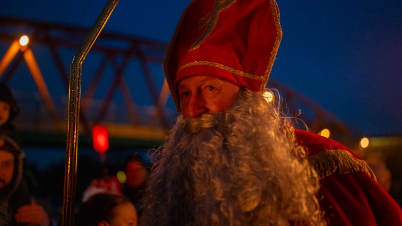 Der Nikolaus kam zum traditionellen Mond-Weihnachtsmarkt der Mondritterschaft Wanne-Eickel wieder über den Kanal angeschippert. Dezember 2024.