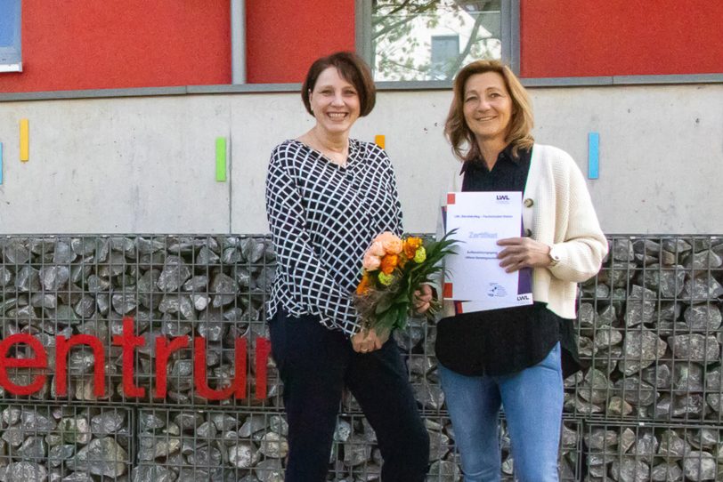 Nicole Amann-Lichtleutner (links), Leiterin Fachbereich Schulbetreuung beim Herner Caritasverband, freut sich mit Simone Greiling über den erfolgreichen Abschluss ihrer Qualifizierung.