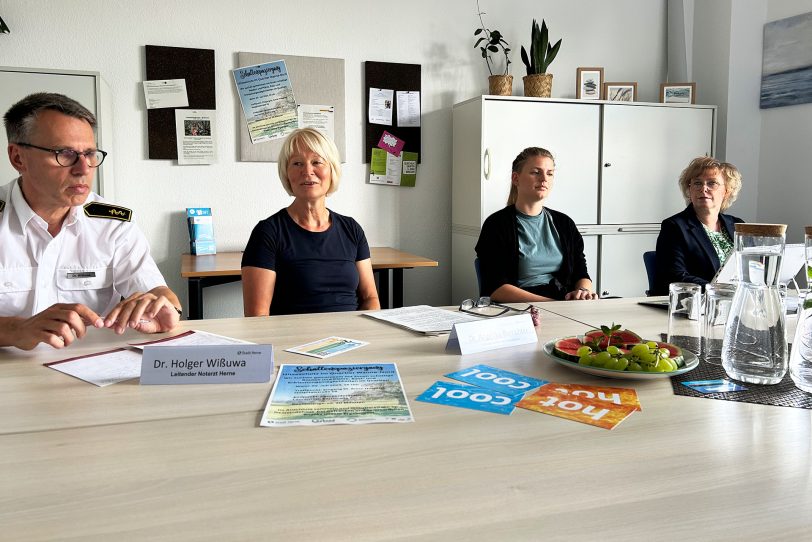 Wollen Herner schützen (v.l.): Dr. Holger Wißuwa, Ärztlicher Leiter des Rettungsdienstes bei der Herner Feuerwehr, Dr. Angelika Burrichter, Leiterin des Fachbereichs Gesundheit, Marie Meinhardt, Leiterin der Abteilung Gesundheitsförderung und Kerstin Fischer-Friedhoff, stellvertretende Leitung des Fachbereichs Soziales.