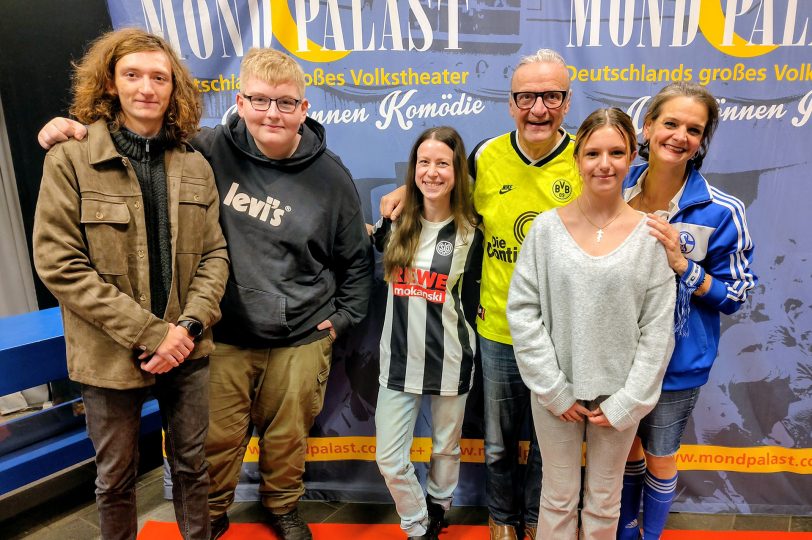 v.l. Wiktor Pasek, Luca Cittrich, Melanie Linka, Rainer Besel, Letizia Kurtz und Astrid Breidbach – Schüler der Quinoa-Schule zu Besuch im Mondpalast.