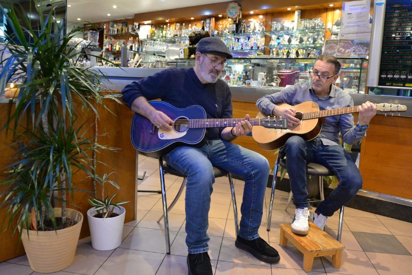 Peter Zontkowski (li.) spielt regelmäßig nach Geschäftsschluss mit seinem Freund Angelo Valoroso in dessen Eiscafé Dolomiti.