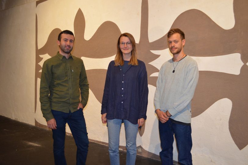 v.l. Francesco Marzano, Thea Henken und Leon Eckard sorgen nicht nur für den Sound der Ausstellung, sondern auch für eine Performance bei der Eröffnung.