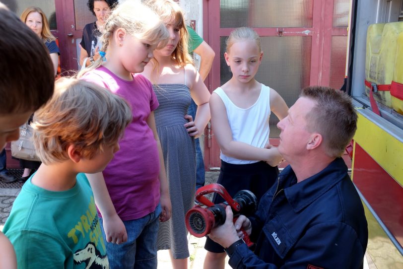 Eltern und Kinder zu Besuch bei der Feuerwehr.