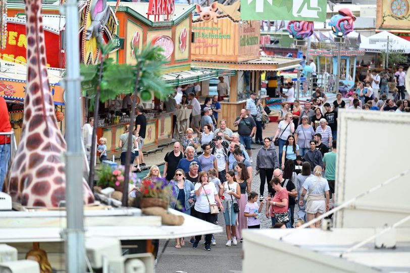 Wer auf der Cranger Kirmes 2025 einen Aushilfsjob ausüben möchte, kann sich seit Dienstag (15.7.2025) bei der Arbeitsagentur melden - persönlich geht es ab Donnerstag, 24. Juli 2025, in der Jugendkunstschule.