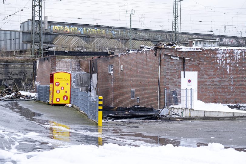 Durch einen Brand wurde am Samstagmorgen (31.01.2021) der Netto-Markt an der Berliner Straße in Herne (NW) komplett zerstört. Kräfte der Berufs- und der Freiwilligen Feuerwehr wurden bei den Löscharbeiten durch das THW unterstützt. Die Polizei ermittelt wegen des Verdachts auf Brandstiftung.