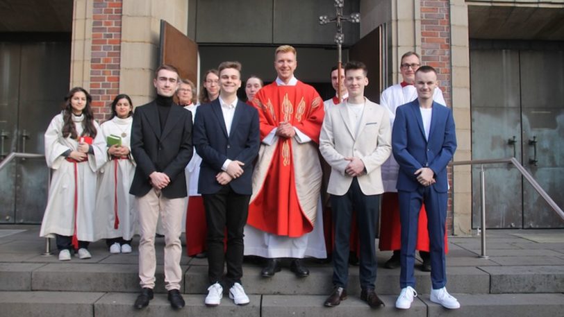In einer feierlichen Messe spendete Pfarrer Dr. Nils Petrat vier Jugendlichen aus der Pfarrei St. Dionysius das Sakrament der Firmung.