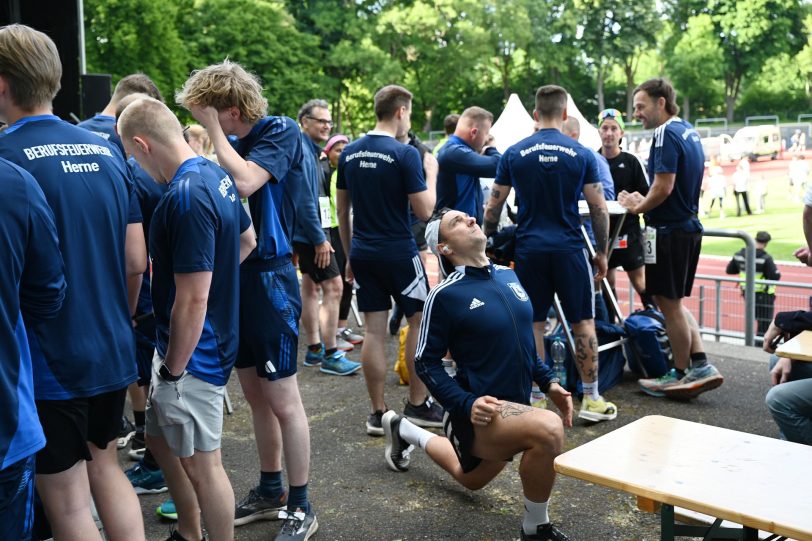 Das Team der Feuerwehr bereitet sich auf den Lauf vor.
