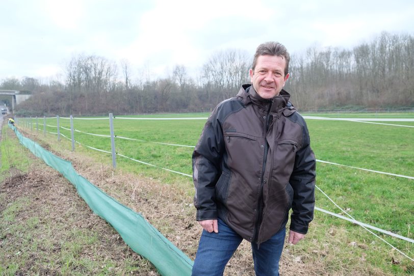 THW baut Krötenschutz-Zaun an der Hofstraße.