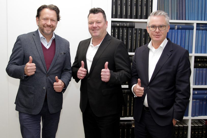 v.l. Die Geschäftsführer Jens Koch (Evangelischer Verbund Ruhr), Thomas Drathen (Augusta) und Olaf Walter (Diakoniewerk Gelsenkirchen und Wattenscheid) besiegeln den Zusammenschluss der evangelischen Träger zum Evangelischen Verbund Augusta Ruhr.