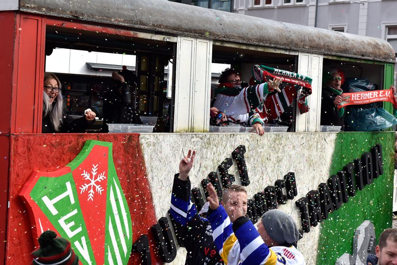 Der Rosenmontagszug am Robert-Brauner-Platz.