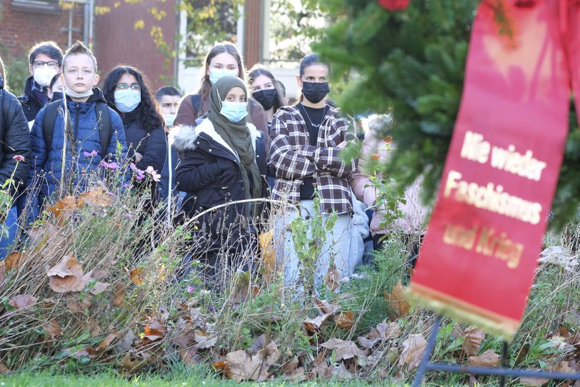 Gedenken an die Judenverfolgung und die Opfer in der Reichsprogromnacht 1938 in Herne (NW), am Dienstag (09.11.2021). Hier:  Gedenken am Mahnmal an der Bebelstraße.