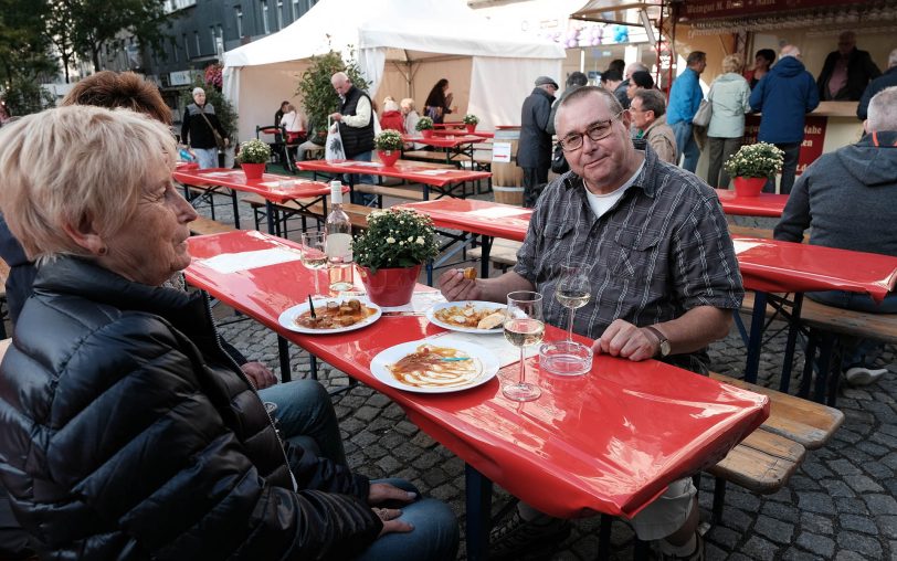 Besucher des Winzermarktes.