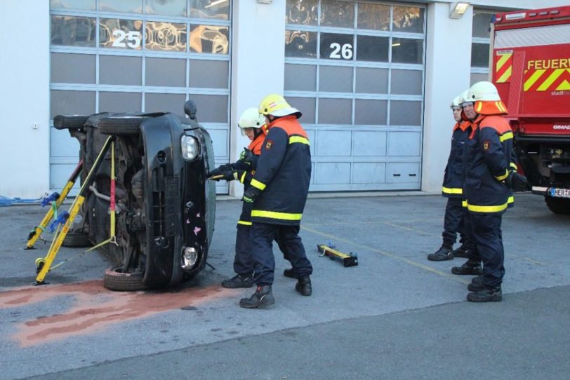 Freiwillige Feuerwehrleute bei der feuerwehrtechnischen Grundausbildung.