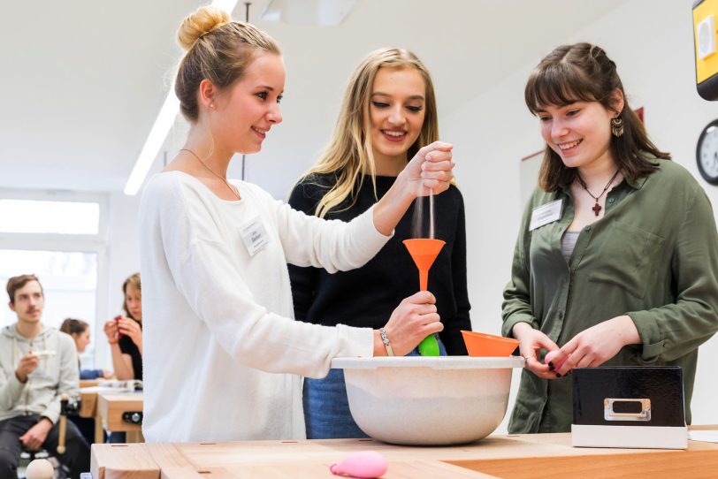 Tag der offenen Tür 2017 in der Physio-Akademie in Sodingen. Stressbäller herstellen.