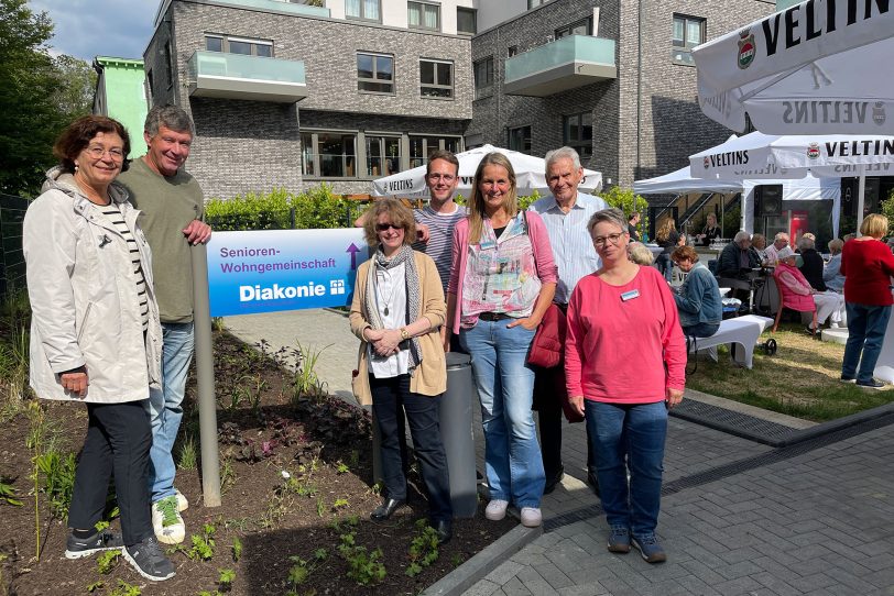 Ein Jahr Diakonie Wohnpark Herrmann Löns: Christiane Burghardt, Arnd Scheibe und Arnold Scheibe (Bauherrengemeinschaft Scheibe), Anette Pehrsson (Servicewohnen Diakonisches Werk - DW), Matthias Krietenbrink (Pflegedienstleitung DW), Andrea Heimann (Geschäftsführung DW) und Sabine Kampmann (Wohnberatung DW