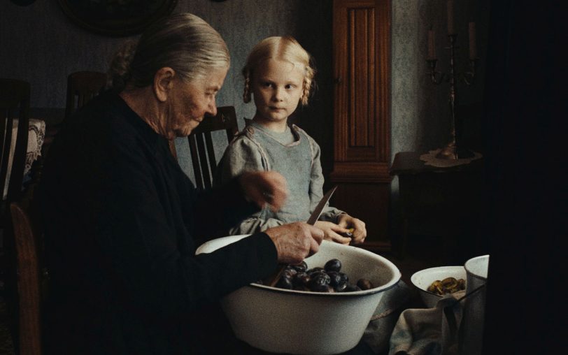 Bei Oma Frieda (Liane Düsterhöft) lernt die kleine Alma (Hanna Heckt, re.) zu Beginn des 20. Jahrhunderts viele nützliche Fertigkeiten im Haushalt und auf dem Bauernhof.