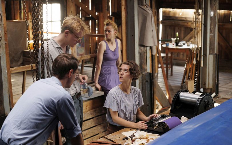 Hilde Coppi (Liv Lisa Fries, Mitte) bei einem geheimen Treffen mit einigen Mitgliedern der sogenannten Roten Kapelle: Hans Coppi (Johannes Hegemann, Mitte l.), Heinrich Scheel (Jacob Keller, vorne l.) und Ina Ender-Lautenschläger (Emma Bading, hinten).