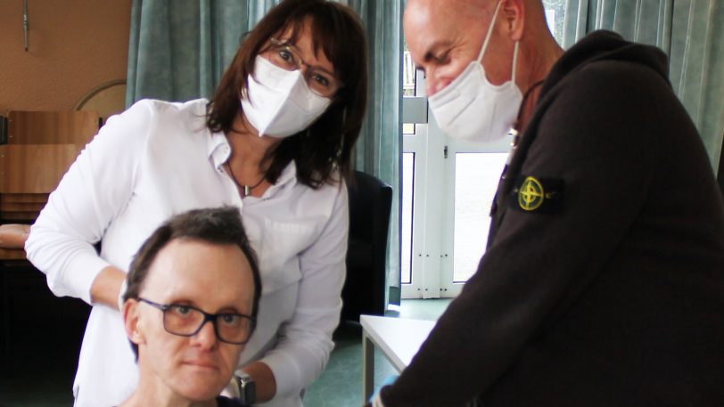 Dr. Markus Bruckhaus-Walter re, und Arzthelferin Birgit Albers, versorgen Bernd Kriege mit dem Moderna-Impfstoff.