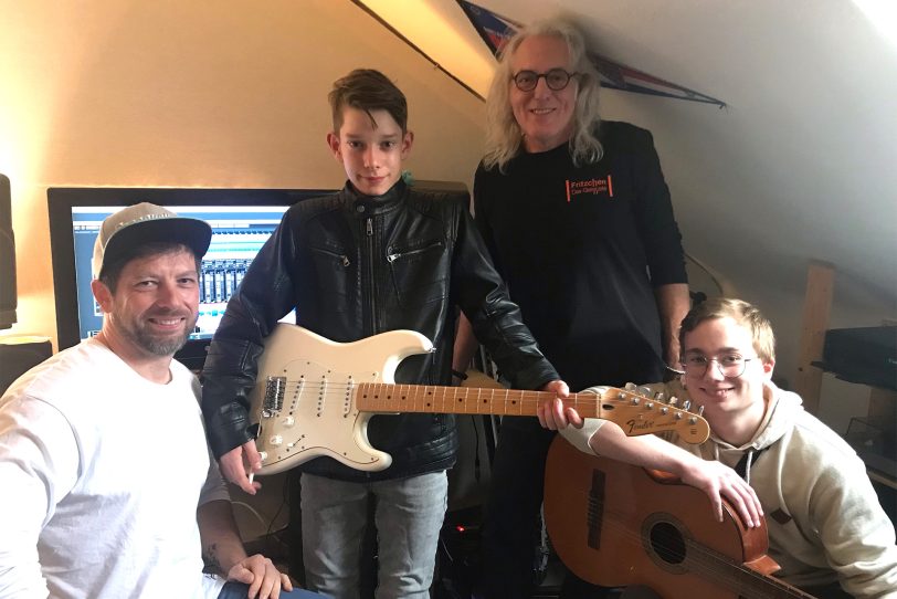 Der stolze Max (2.v.l.) ist nicht nur Superstar im Kinderheim geworden, er gewann auch einen Tag im Tonstudio. Mit im Bild: (l.) Björn Prenzel, Graf Hotte (2.v.r.) und Praktikant Jeremy.