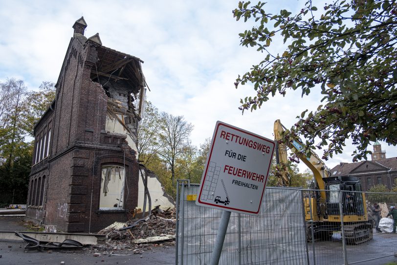 Abbruch der ehemaligen Grundschule am Berliner Platz in Herne (NW) am Montag (04.11.2019).