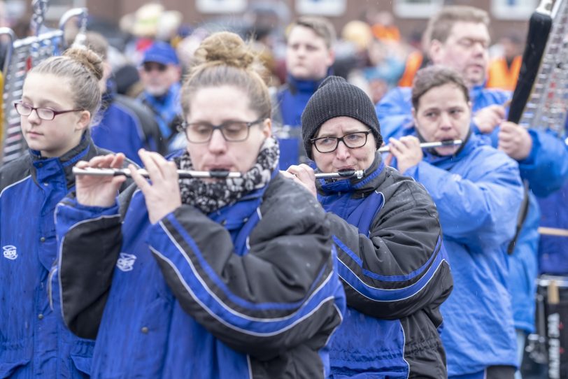 Der Karnevalsumzug am Rosenmontag (04.03.2019) in Herne (NW). Der Umzug startete pünktlich um 12 Uhr vom Kurt-Edelhagen-Platz in Sodingen in Richtung Innenstadt. Trotz der Unwetterwarnung des DWD hatten sich die HeKaGe und das Ordnungsamt entschieden, den Zug rollen zu lassen. Kurz nach dem Start setzte ein heftiger Schauer ein, der Teilnehmer und Zuschauer ordentlich durchweichte.