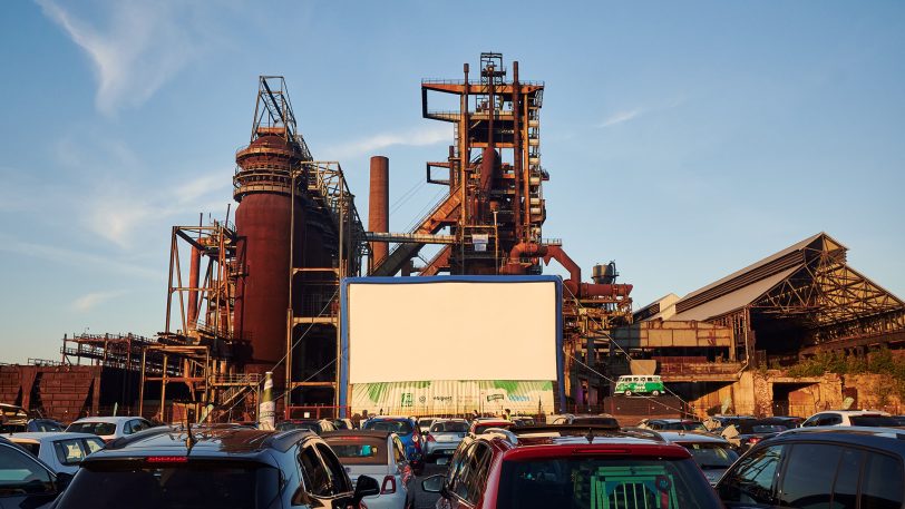 Das Autokino in Dortmund vor dem ehemaligen Hochofen auf Phoenix-West.