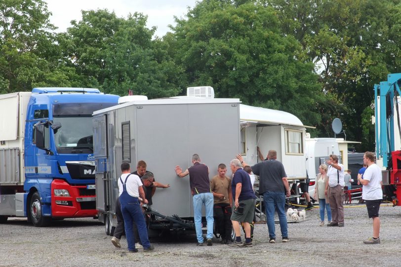 Aufbau am 21. Juli 2025 auf dem Platz in Crange – jede Hand wird gebraucht.