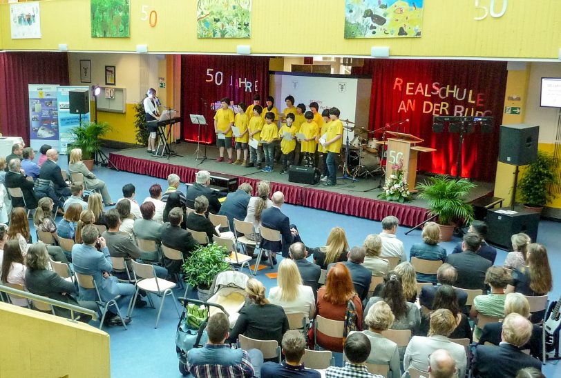 Die Chor-AG beim Aufführen eines Beatles-Medleys.